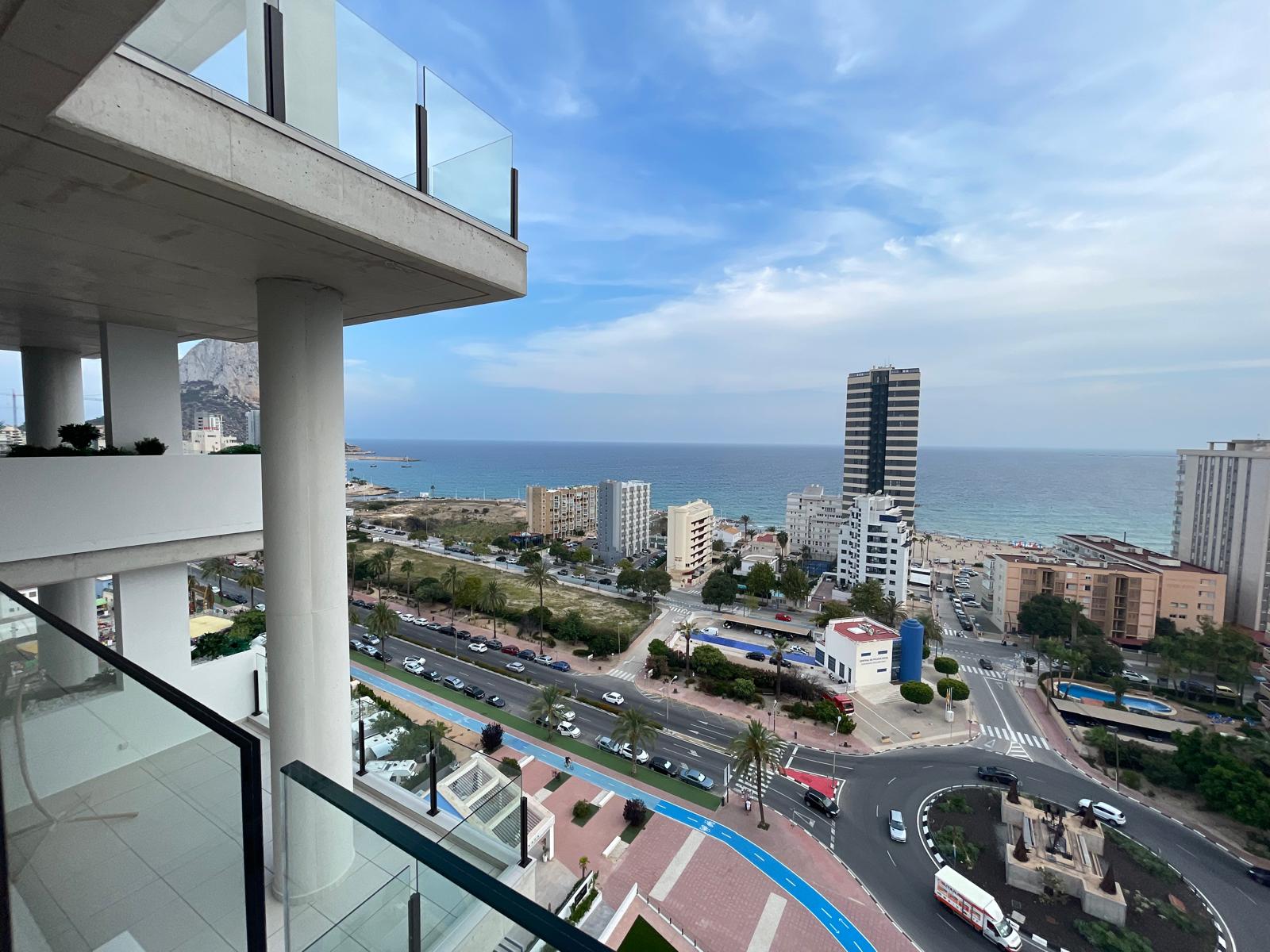 Luxury brand new apartment in Silver Tower, Calpe. Terrace of more than 30m2, panoramic views and an unbeatable location 150m from the beach.